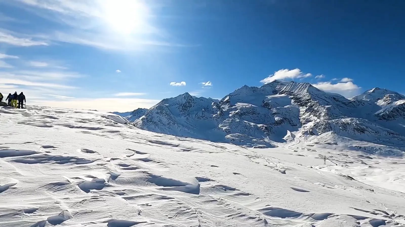 Verschneite Berge bei St. Moritz unter blauem Himmel