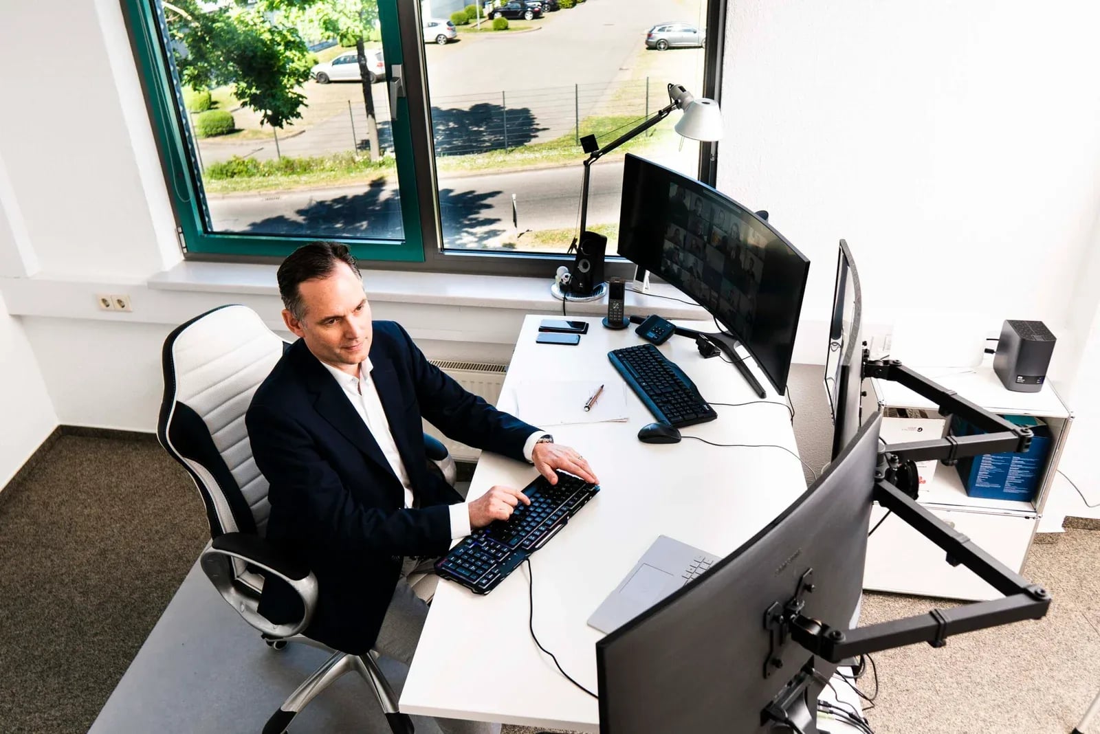 Derselbe Arbeitsplatz von oben mit Blick aus dem Fenster