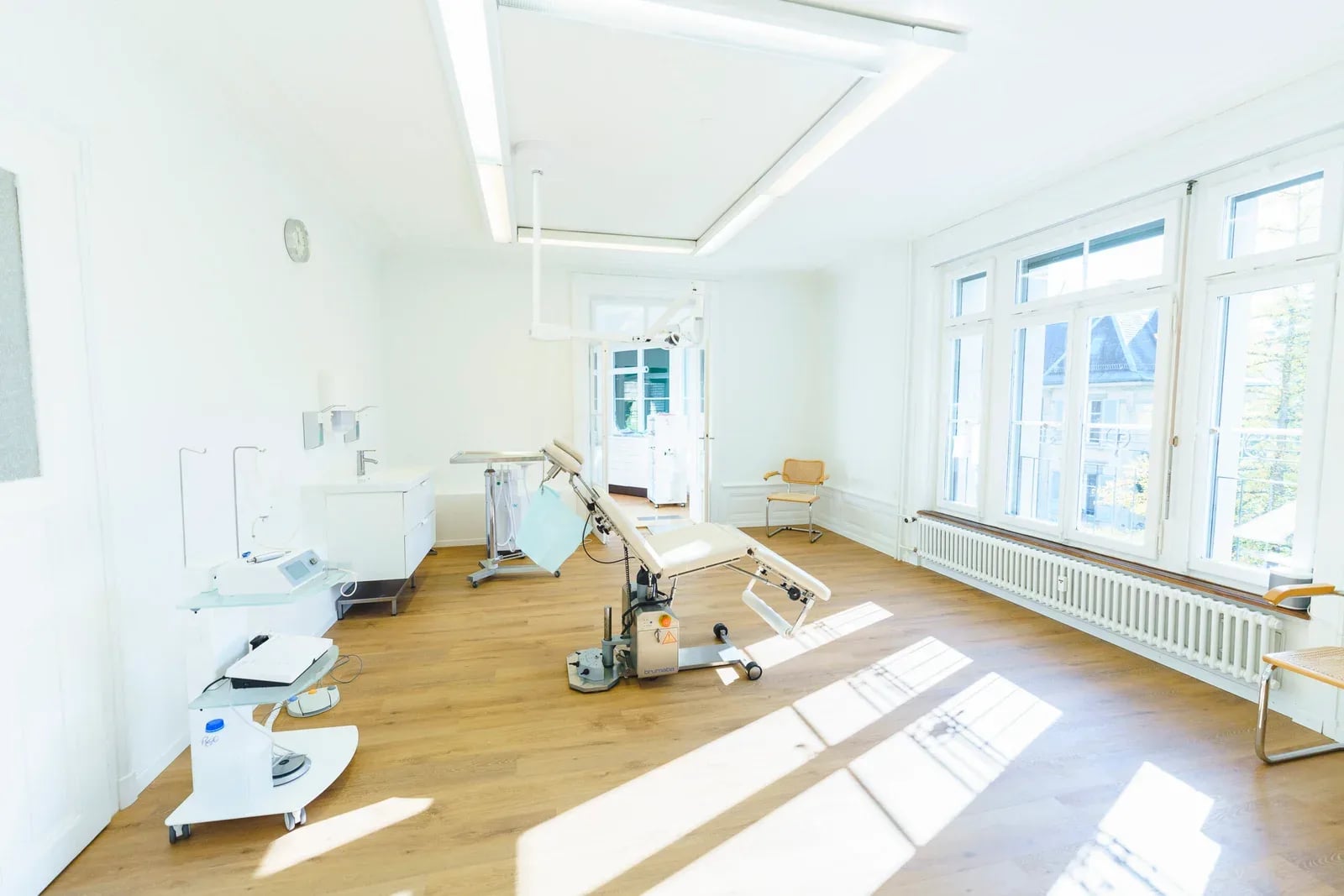 Eingriffsraum im Sonnenlicht, die Fenster werfen Schatten auf den Boden