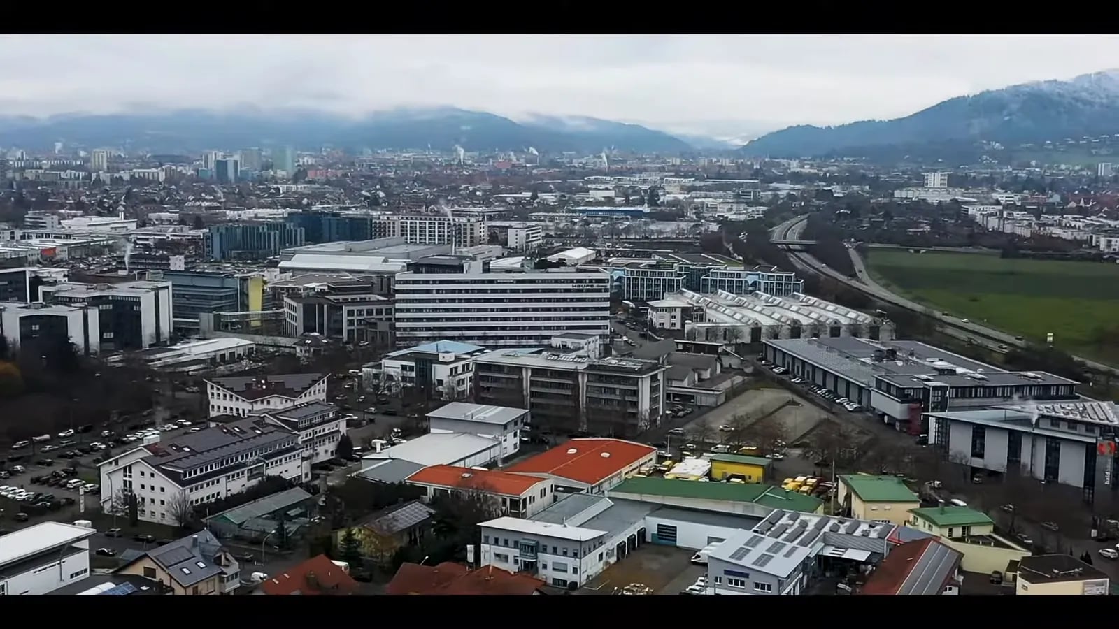 Freiburg von oben, im Hintergrund der Schwarzwald