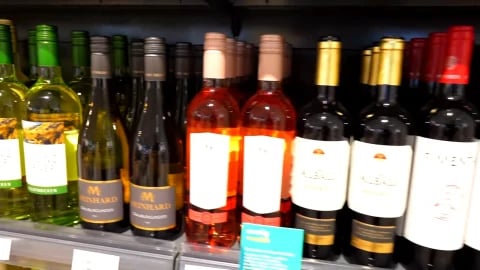 Weinflaschen im Regal des Tankstellenshops
