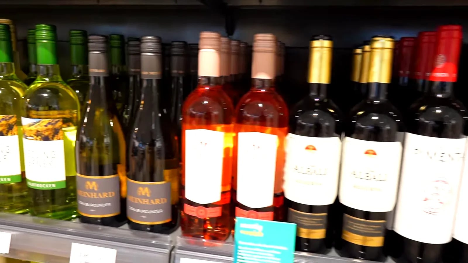 Weinflaschen im Regal des Tankstellenshops