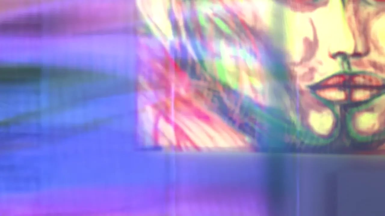 Farbiges digitales Gesicht zwischen Lichtschlieren