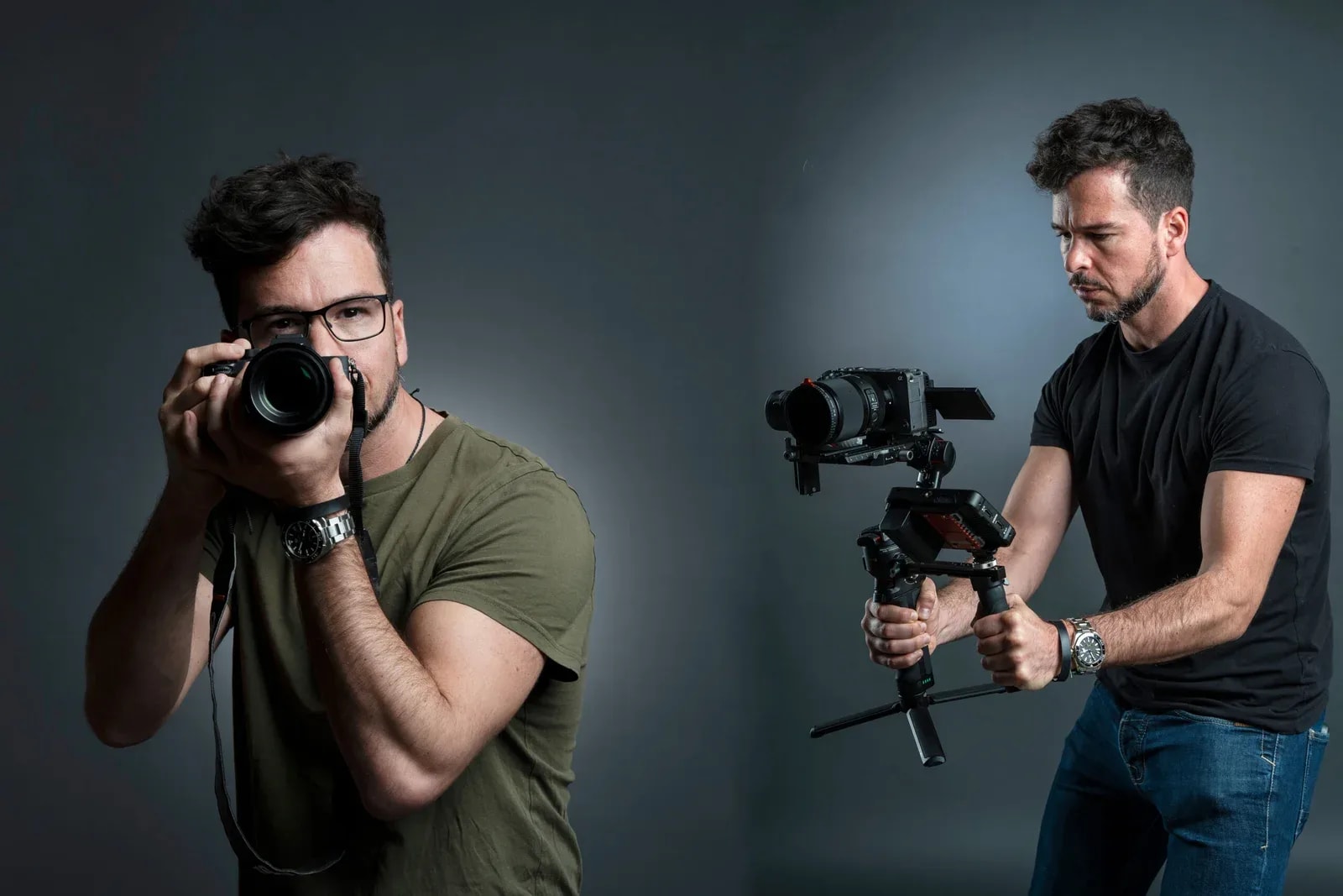Doppelporträt im Studio: links derselbe Mann mit Fotokamera vor dem Gesicht, rechts mit einer Filmkamera auf einem Gimbal