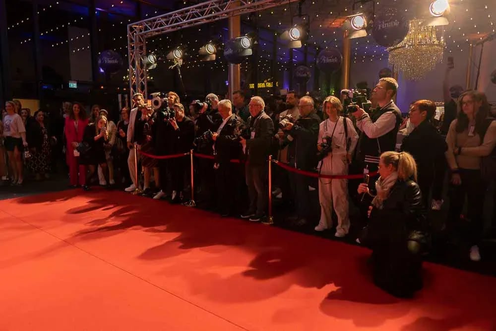 Fotografen und Kameraleute hinter der Absperrung am roten Teppich