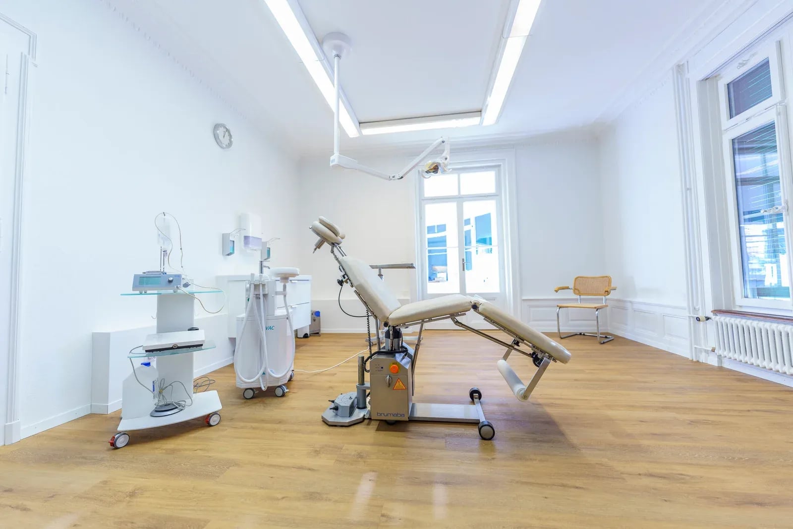 Heller Eingriffsraum mit Behandlungsliege und Geräten