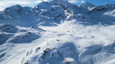 Verschneite Berggipfel bei St. Moritz, aus der Luft